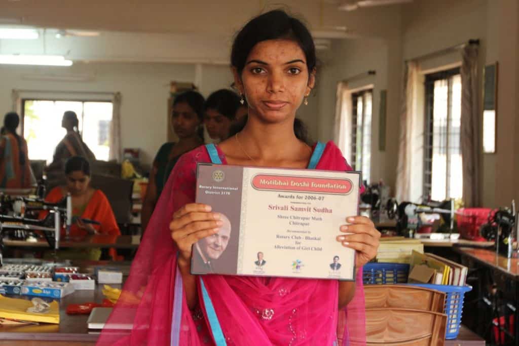 motibhai doshi award with girl.c